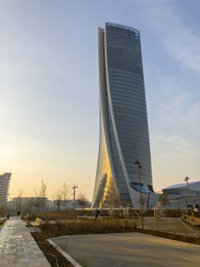 Milan, İtalya'nın generali kule, Lo Storto, Twisted bir gökdelendir. 23 Ocak 2018. Mimar Zaha Hadid. Geometri binanın bir çarpıtma şekli bu. Bina Assicurazioni Generali Merkezi hizmet vermektedir.