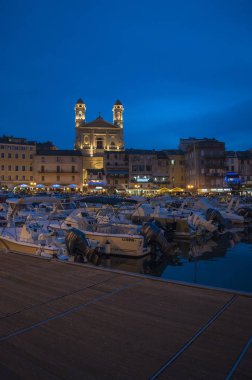 Corsica, 03/09/2017: Bastia, şehrin kuzeydoğusundaki Cap Corse, tarihi kentin küçük bağlantı noktası dock cihazından görülen temelini gece manzarası 