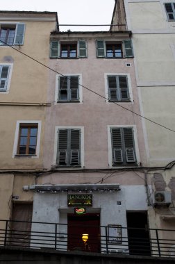 Corsica, 03/09/2017: manzarası ve tünemiş Kalesi Bastia, Cap Corse temelini adasının kuzeydoğusunda ünlü şehir sokakları görünümünü