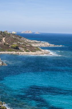 Corsica, 03/09/2017: Cape Corse kuzeybatı kıyısında Akdeniz'de bir feribot