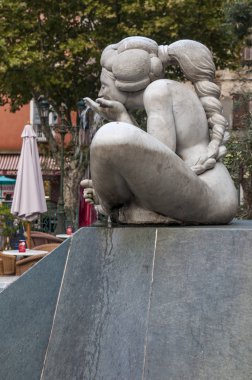 Corsica, 03/09/2017: Place du Marche (Pazar Meydanı), Bastia, kuzeydoğu Cap Corse temelini şehirde eski kale içinde bir kadın heykeli ile modern bir çeşme