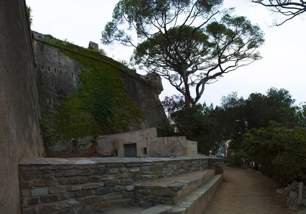 Corsica, 03/09/2017: Bastia, kuzeydoğu Cap Corse temelini şehirde eski kale duvarlarının görünümünü