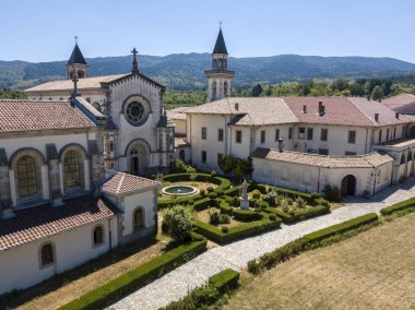Havadan görünümü Certosa di Serra San Bruno, Certosino Manastırı, Vibo Valentia, Calabria, İtalya