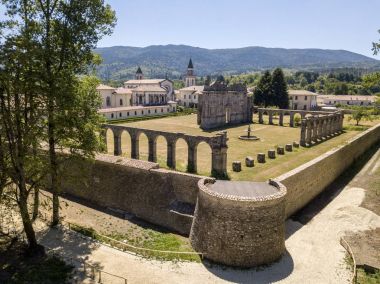 Havadan görünümü Certosa di Serra San Bruno, Certosino Manastırı, Vibo Valentia, Calabria, İtalya