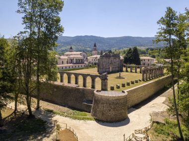 Havadan görünümü Certosa di Serra San Bruno, Certosino Manastırı, Vibo Valentia, Calabria, İtalya