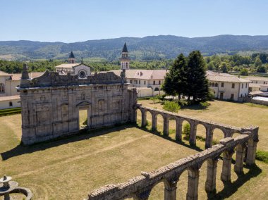 Havadan görünümü Certosa di Serra San Bruno, Certosino Manastırı, Vibo Valentia, Calabria, İtalya