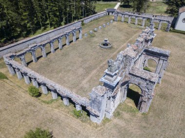 Havadan görünümü Certosa di Serra San Bruno, Certosino Manastırı, Vibo Valentia, Calabria, İtalya
