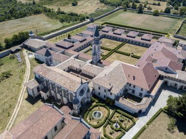 Havadan görünümü Certosa di Serra San Bruno, Certosino Manastırı, Vibo Valentia, Calabria, İtalya