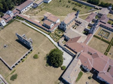 Havadan görünümü Certosa di Serra San Bruno, Certosino Manastırı, Vibo Valentia, Calabria, İtalya