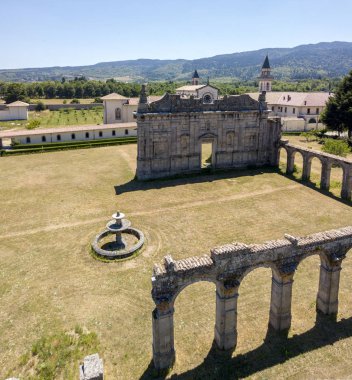 Havadan görünümü Certosa di Serra San Bruno, Certosino Manastırı, Vibo Valentia, Calabria, İtalya
