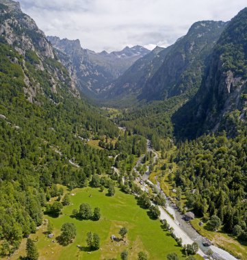 Mello vadinin, Val di Mello, granit dağlar ve Orman ağaçları ile çevrili bir Yeşil Vadi havadan görünümü küçük İtalyan Yosemite Vadisi'nden Doğa severler tarafından yeniden adlandırılmış. İtalya