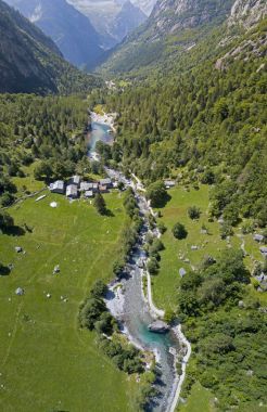 Mello vadinin, Val di Mello, granit dağlar ve Orman ağaçları ile çevrili bir Yeşil Vadi havadan görünümü küçük İtalyan Yosemite Vadisi'nden Doğa severler tarafından yeniden adlandırılmış. İtalya