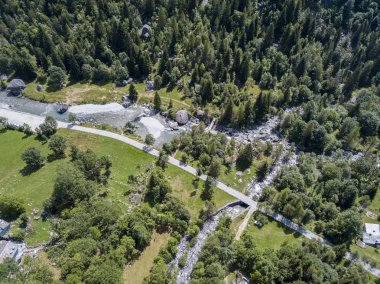 Mello vadinin, Val di Mello, granit dağlar ve Orman ağaçları ile çevrili bir Yeşil Vadi havadan görünümü küçük İtalyan Yosemite Vadisi'nden Doğa severler tarafından yeniden adlandırılmış. İtalya