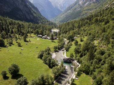 Mello vadinin, Val di Mello, granit dağlar ve Orman ağaçları ile çevrili bir Yeşil Vadi havadan görünümü küçük İtalyan Yosemite Vadisi'nden Doğa severler tarafından yeniden adlandırılmış. İtalya