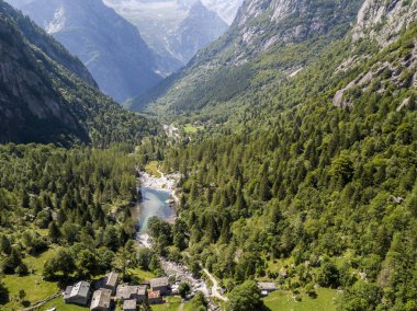 Mello vadinin, Val di Mello, granit dağlar ve Orman ağaçları ile çevrili bir Yeşil Vadi havadan görünümü küçük İtalyan Yosemite Vadisi'nden Doğa severler tarafından yeniden adlandırılmış. İtalya