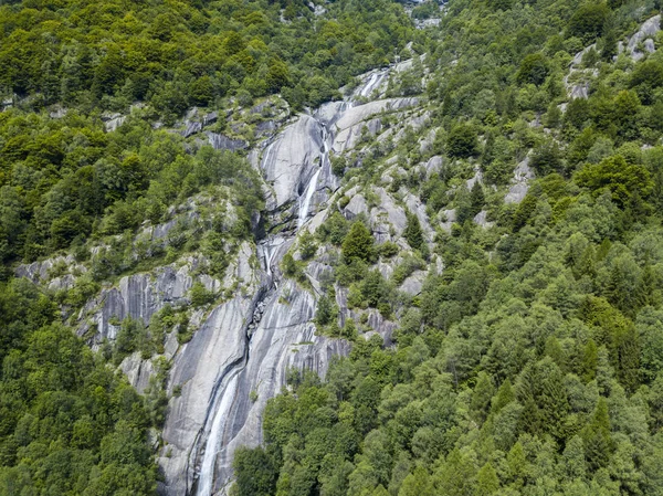 Légi Felvétel Vízesés Val Mello Egy Zöld Völgyben Fekszik Gránit — Stock Fotó