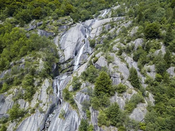 Luchtfoto Van Een Waterval Het Val Mello Een Groene Vallei — Stockfoto