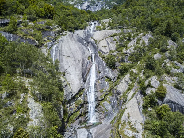 Luchtfoto Van Een Waterval Het Val Mello Een Groene Vallei — Stockfoto