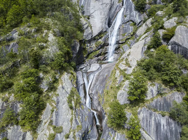 Flygfoto Över Ett Vattenfall Val Mello Grön Dal Omgiven Granit — Stockfoto