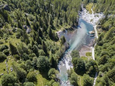 Mello vadinin, Val di Mello, granit dağlar ve Orman ağaçları ile çevrili bir Yeşil Vadi havadan görünümü küçük İtalyan Yosemite Vadisi'nden Doğa severler tarafından yeniden adlandırılmış. İtalya