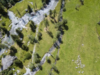 Mello vadinin, Val di Mello, granit dağlar ve Orman ağaçları ile çevrili bir Yeşil Vadi havadan görünümü küçük İtalyan Yosemite Vadisi'nden Doğa severler tarafından yeniden adlandırılmış. İtalya