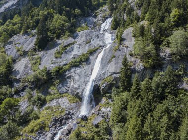 Bir şelale Val di Mello, granit dağlar ve ormanlar, tarafından çevrili bir Yeşil Vadi içinde havadan görünümü İtalyan Yosemite Vadisi'nden Doğa severler tarafından yeniden adlandırılmış. Val Masino, Valtellina, Sondrio. İtalya
