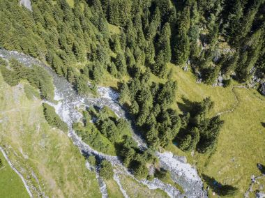 Mello vadinin, Val di Mello, granit dağlar ve Orman ağaçları ile çevrili bir Yeşil Vadi havadan görünümü küçük İtalyan Yosemite Vadisi'nden Doğa severler tarafından yeniden adlandırılmış. İtalya