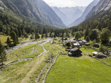 Mello vadinin, Val di Mello, granit dağlar ve Orman ağaçları ile çevrili bir Yeşil Vadi havadan görünümü küçük İtalyan Yosemite Vadisi'nden Doğa severler tarafından yeniden adlandırılmış. İtalya