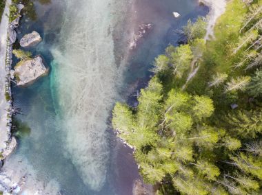 Mello vadinin, Val di Mello, granit dağlar ve Orman ağaçları ile çevrili bir Yeşil Vadi havadan görünümü küçük İtalyan Yosemite Vadisi'nden Doğa severler tarafından yeniden adlandırılmış. İtalya