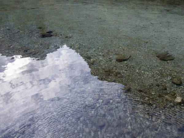 Luchtfoto Van Transparant Water Van Een Bergmeer Keien Rotsen Rivierbedding — Stockfoto