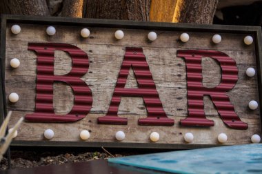 Vintage dekorasyon: bir bar neon işareti bir çerçeve ampuller ile