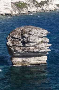 Corsica, 05/09/2017: Bonifacio nefes kesen beyaz kalker kayalıklardan Bonifacio Boğazı, Korsika ve Sardunya arasında deniz streç önünde adanın güney ucunda görünümü