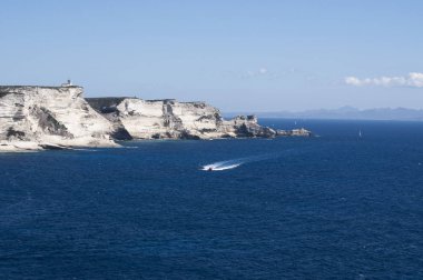 Corsica: nefes kesen beyaz kalker kayalıklardan Bonifacio uluslararası Bouches de Bonifacio deniz Park, doğa manzaralı Cape Pertusato deniz feneri kurulan 1993 saklıdır.