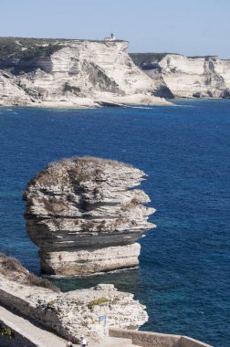 Corsica, 05/09/2017: adam çıktı Uçurumdaki nefes kesen beyaz kireç Bonifacio Bonifacio Boğazı önünde adanın güney ucunda, Korsika ve Sardunya arasında deniz streç