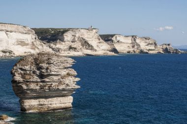 Corsica, 05/09/2017: nefes kesen beyaz kalker kayalıklardan Bonifacio ve Cape Pertusato feneri Bonifacio Boğazı, Korsika ve Sardunya arasında deniz streç önünde adanın güney ucunda görünümünü