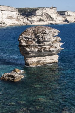 Corsica, 05/09/2017: nefes kesen beyaz kalker kayalıklardan Bonifacio ve Cape Pertusato feneri Bonifacio Boğazı, Korsika ve Sardunya arasında deniz streç önünde adanın güney ucunda görünümünü