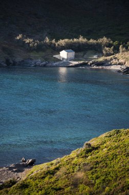 Corsica, 28/08/2017: plaj ve yapımını Anse daliso veya Plage dalisu, Cap Corse, onun tabiat manzarası için ünlü Batı tarafında en uzak plajları kristal berraklığında su bir bina