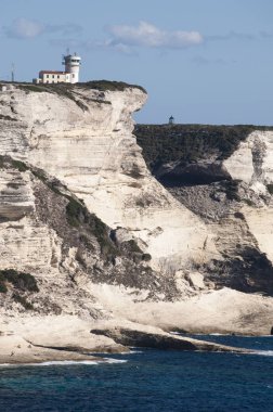 Corsica: nefes kesen beyaz kalker kayalıklardan Bonifacio uluslararası Bouches de Bonifacio deniz Park, doğa manzaralı Cape Pertusato deniz feneri kurulan 1993 saklıdır.