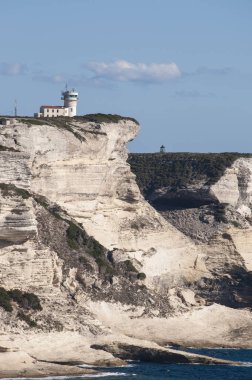 Corsica: nefes kesen beyaz kalker kayalıklardan Bonifacio uluslararası Bouches de Bonifacio deniz Park, doğa manzaralı Cape Pertusato deniz feneri kurulan 1993 saklıdır.