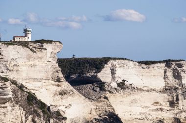 Corsica: nefes kesen beyaz kalker kayalıklardan Bonifacio uluslararası Bouches de Bonifacio deniz Park, doğa manzaralı Cape Pertusato deniz feneri kurulan 1993 saklıdır.