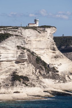 Corsica: nefes kesen beyaz kalker kayalıklardan Bonifacio uluslararası Bouches de Bonifacio deniz Park, doğa manzaralı Cape Pertusato deniz feneri kurulan 1993 saklıdır.