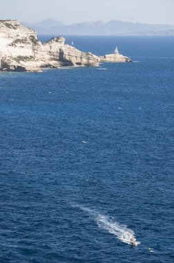 Corsica, 05/09/2017: Bonifacio Boğazı, Korsika ve Sardunya Batı Akdeniz tiren denizden bölen arasında deniz streç yelken sürat teknesi