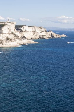 Corsica: nefes kesen beyaz kalker kayalıklardan Bonifacio uluslararası Bouches de Bonifacio deniz Park, doğa manzaralı Cape Pertusato deniz feneri kurulan 1993 saklıdır.
