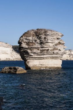 Corsica, 05/09/2017: Bonifacio nefes kesen beyaz kalker kayalıklardan Bonifacio Boğazı, Korsika ve Sardunya arasında deniz streç önünde adanın güney ucunda görünümü