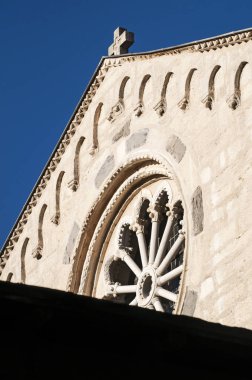 Corsica, 05/09/2017: gül pencere Basilica of Saint Mary Major, Bonifacio, Güney Corsica'deki / daki Romanesk tarzı Roma Katolik Kilisesi bulunan