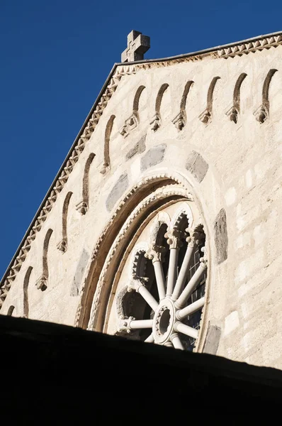 科西嘉 2017 圣玛丽少校大教堂的玫瑰色窗口 一个罗马式的罗马天主教教会位于博尼法西奥 在科西嘉南部 — 图库照片