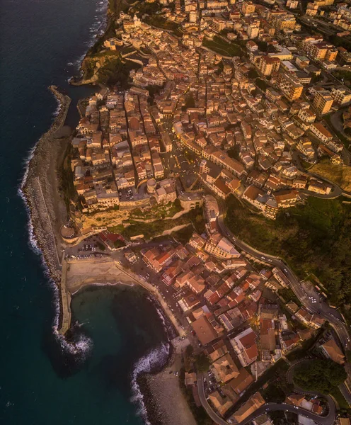 俯瞰Pizzo Calabro 卡拉布里亚 旅游意大利 海边的小城镇皮佐卡拉布罗的全景 岩石上的房子 阿拉贡城堡耸立在悬崖上 日落时的海滨 — 图库照片