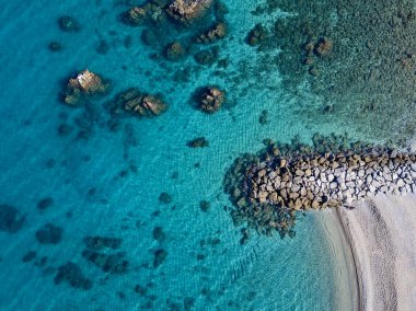 Tropea sahilinin hava manzarası, kristal berrak su ve sahilde ortaya çıkan kayalar. Calabria, İtalya