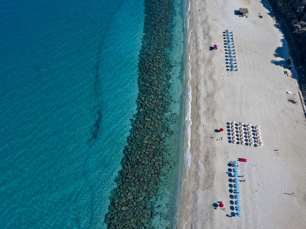 Vzdušný Výhled Pláž Deštníky Tropea Kalábrie Itálie Přehled Mořského Dna — Stock fotografie