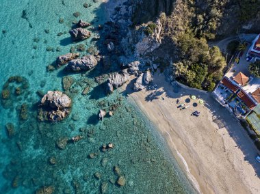 Tropea sahilinin hava manzarası, kristal berrak su ve sahilde ortaya çıkan kayalar. Calabria, İtalya